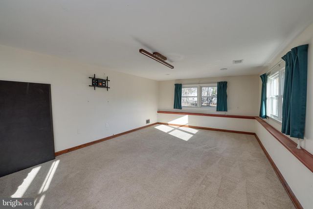 6 VAN GOGH CT, Trenton, NJ 08618