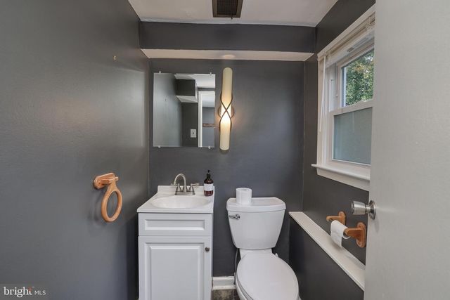 6 VAN GOGH CT, Trenton, NJ 08618