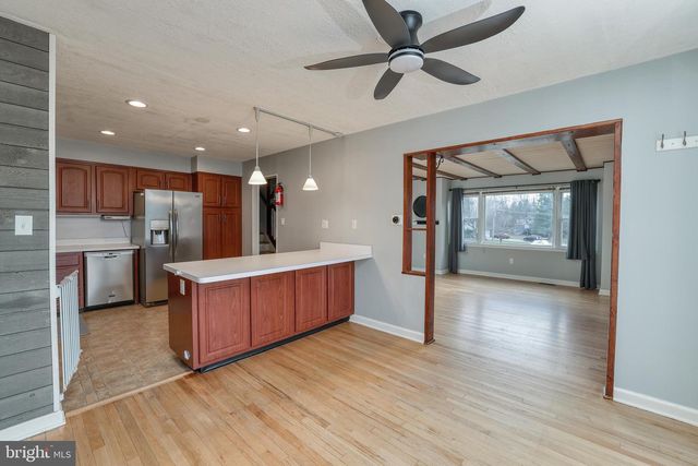 6 VAN GOGH CT, Trenton, NJ 08618