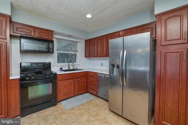 6 VAN GOGH CT, Trenton, NJ 08618