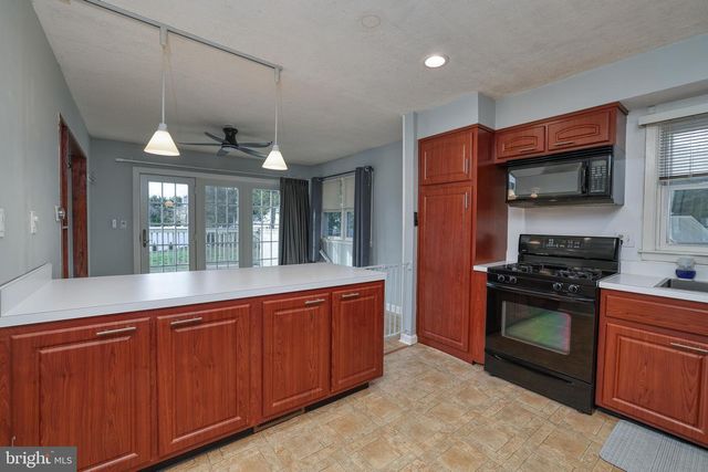 6 VAN GOGH CT, Trenton, NJ 08618