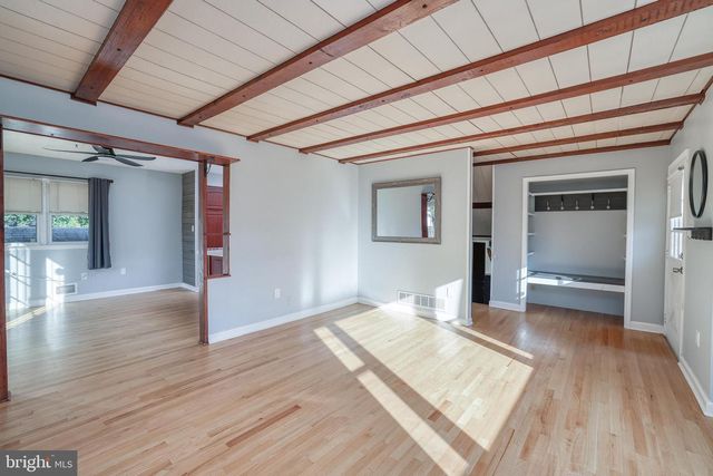 6 VAN GOGH CT, Trenton, NJ 08618