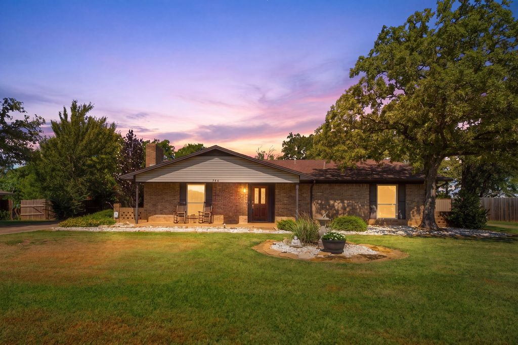 706 Squires Lane, Krugerville, TX 76227