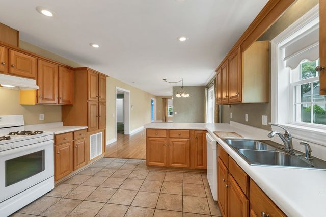57 Sagewood Circle, Hooksett, NH 03106