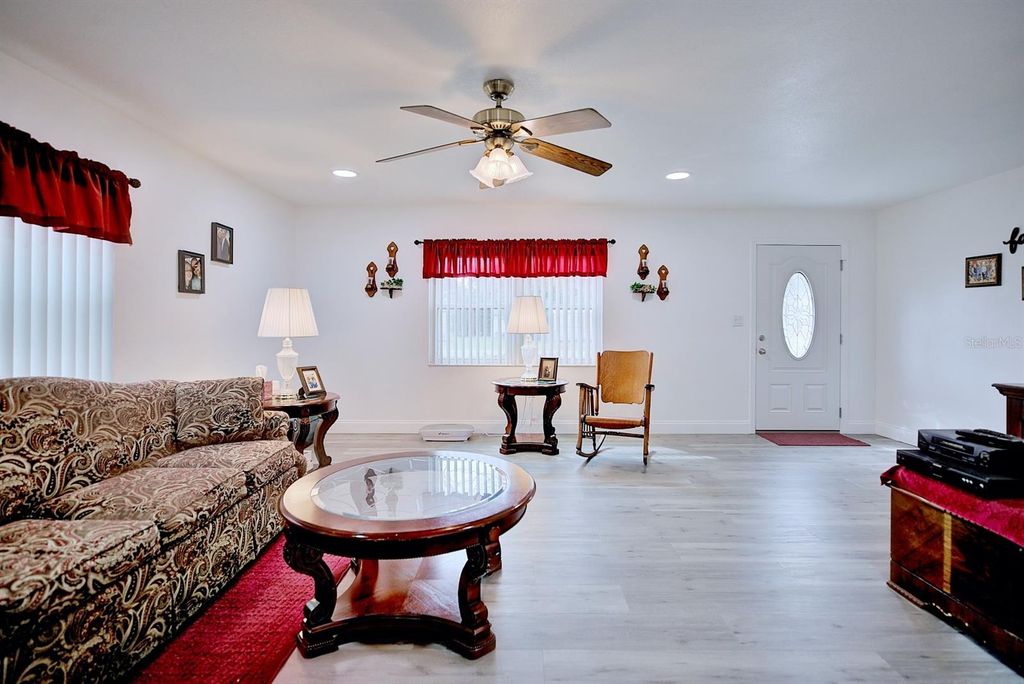 Image 7 of property listing at 206 ARIANA PLACE, Auburndale, FL 33823