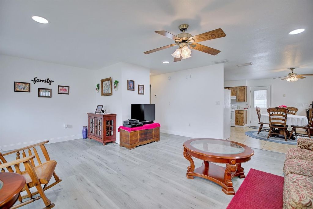 Image 9 of property listing at 206 ARIANA PLACE, Auburndale, FL 33823