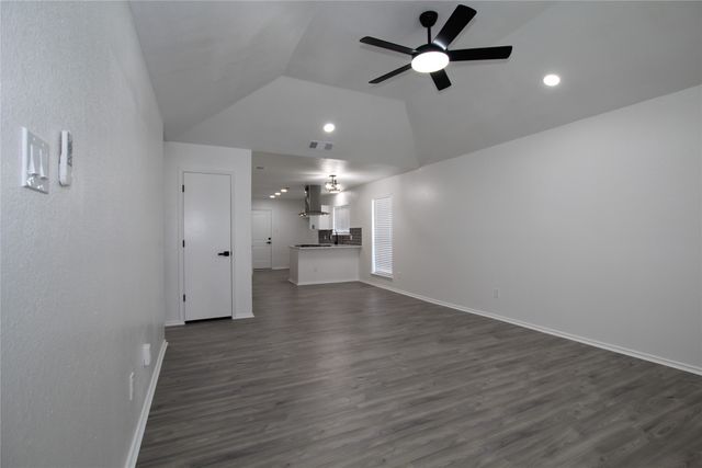 2910 Tanglewood Drive, Lancaster, TX 75134