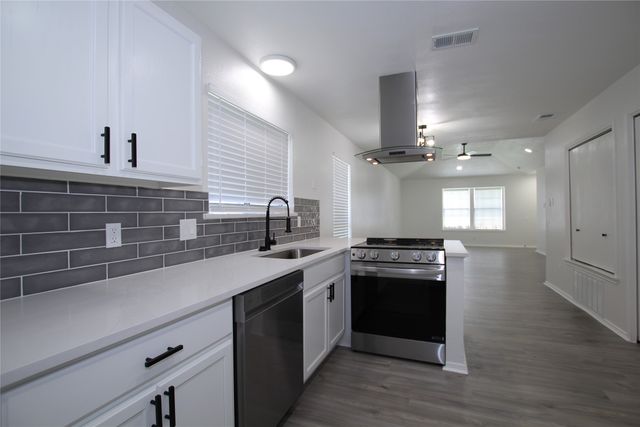 2910 Tanglewood Drive, Lancaster, TX 75134