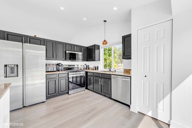 235 Aberdeen Drive, Algonquin, IL 60102