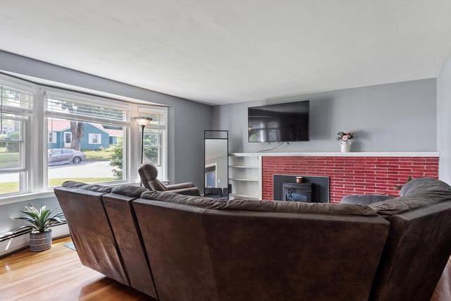 4 Cranston St, Worcester, MA 01606