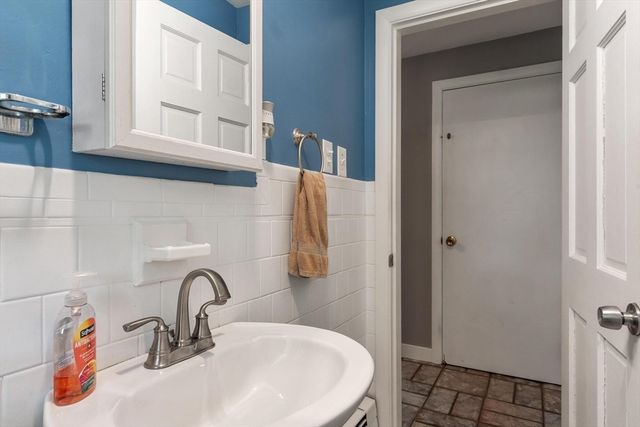 4 Cranston St, Worcester, MA 01606