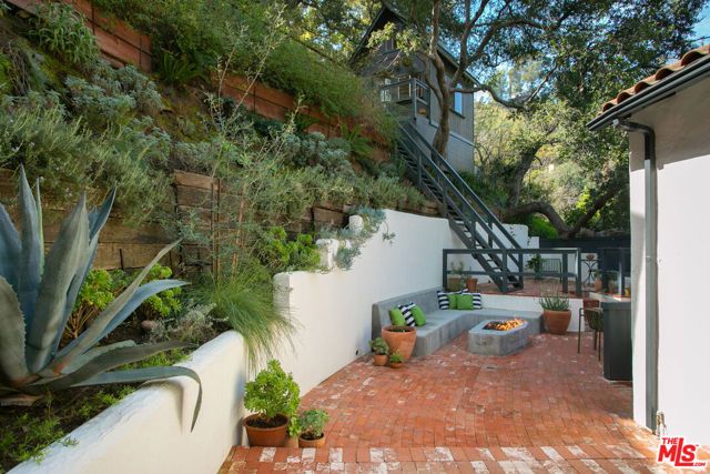 8831 Lookout Mountain Avenue, Los Angeles, CA 90046