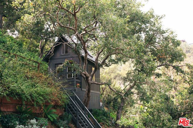 8831 Lookout Mountain Avenue, Los Angeles, CA 90046