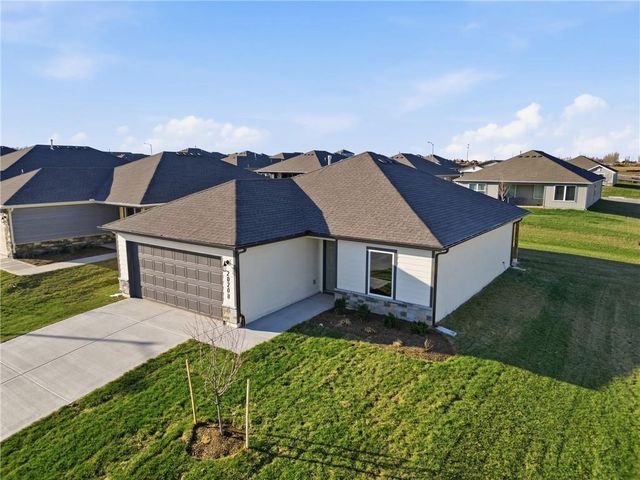 572 W Bluebird Street, Gardner, KS 66030