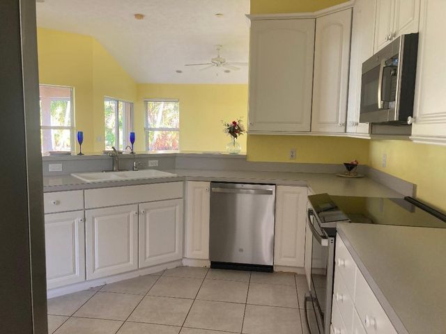8437 SE Woodcrest Place, Hobe Sound, FL 33455