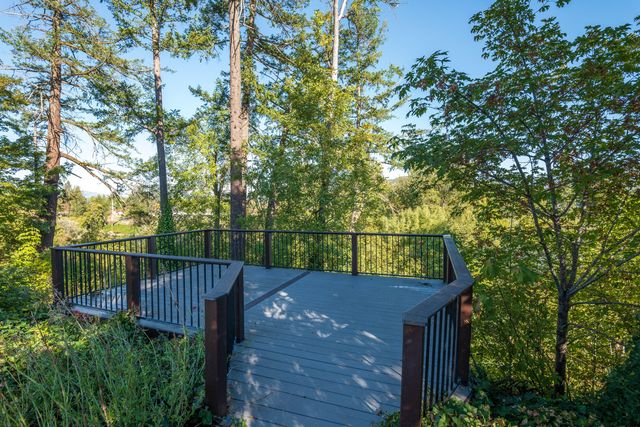 1320 Redwood Circle, Grants Pass, OR 97527