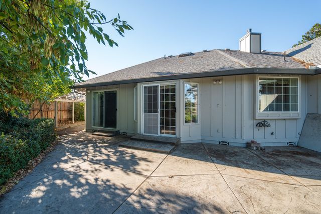 1320 Redwood Circle, Grants Pass, OR 97527