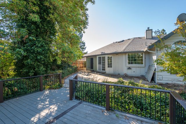 1320 Redwood Circle, Grants Pass, OR 97527