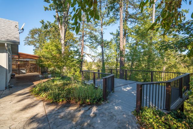 1320 Redwood Circle, Grants Pass, OR 97527