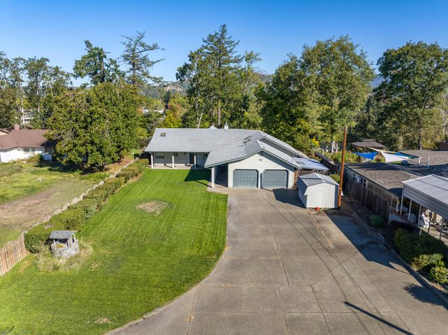 1320 Redwood Circle, Grants Pass, OR 97527
