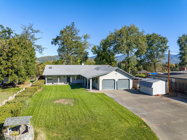 1320 Redwood Circle, Grants Pass, OR 97527