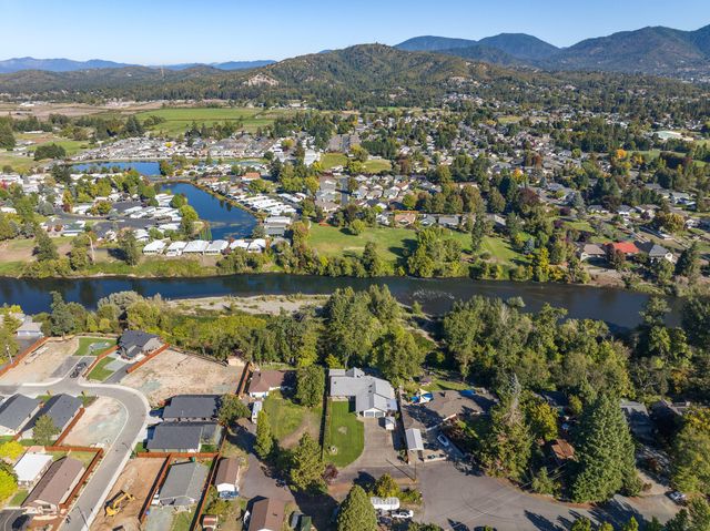 1320 Redwood Circle, Grants Pass, OR 97527