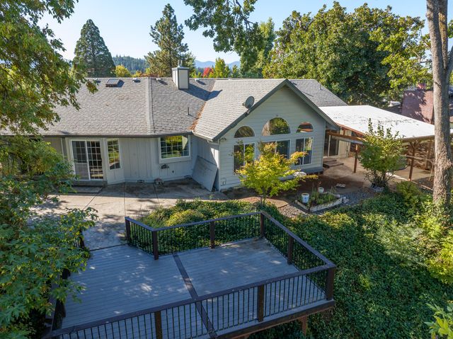 1320 Redwood Circle, Grants Pass, OR 97527