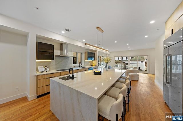 811 Jassamine Way, Fort Lee, NJ 07024