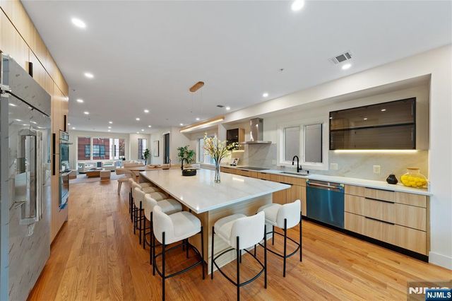 811 Jassamine Way, Fort Lee, NJ 07024