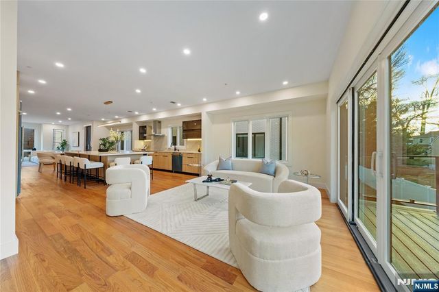 811 Jassamine Way, Fort Lee, NJ 07024