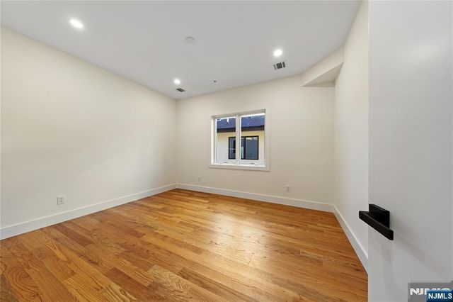 811 Jassamine Way, Fort Lee, NJ 07024