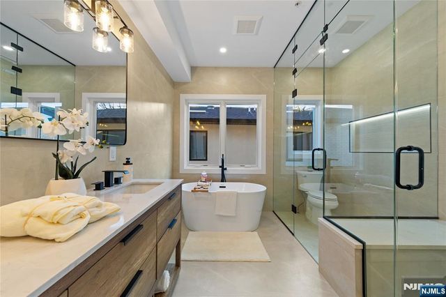 811 Jassamine Way, Fort Lee, NJ 07024