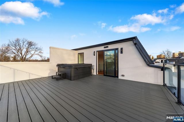 811 Jassamine Way, Fort Lee, NJ 07024