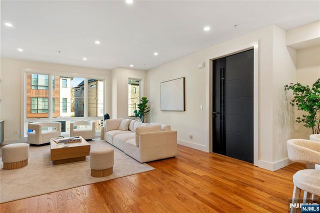 811 Jassamine Way, Fort Lee, NJ 07024