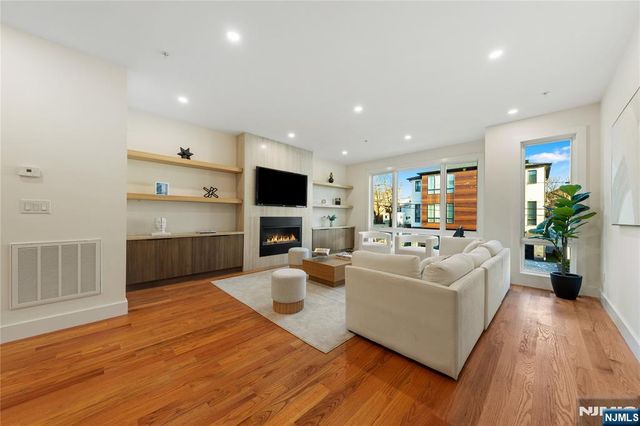 811 Jassamine Way, Fort Lee, NJ 07024