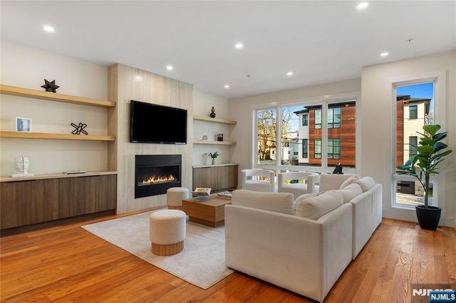 811 Jassamine Way, Fort Lee, NJ 07024