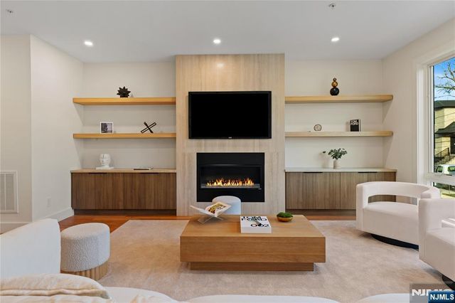 811 Jassamine Way, Fort Lee, NJ 07024