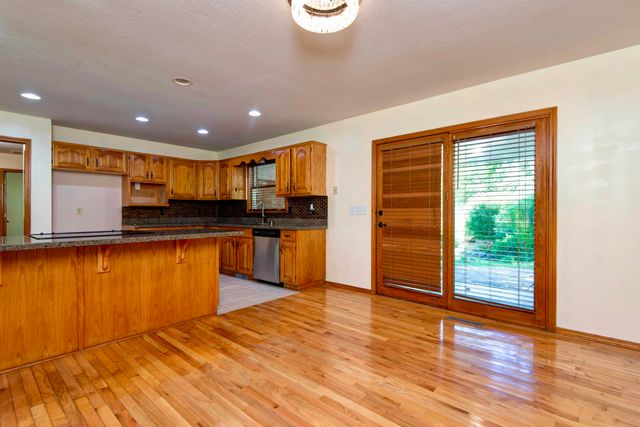 2129 E Cherryvale Street, Springfield, MO 65804