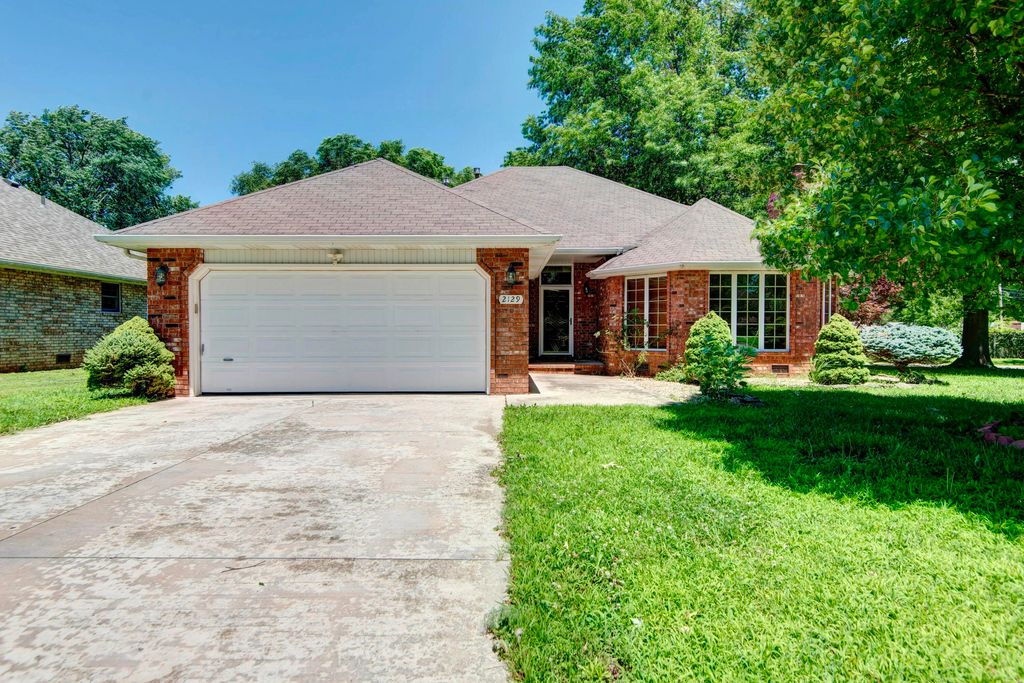 2129 E Cherryvale Street, Springfield, MO 65804