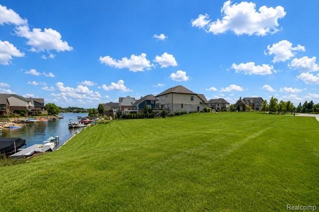 10401 Sandpiper Court, South Lyon, MI 48178