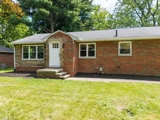 2805 Glencoe, Akron, OH 44319