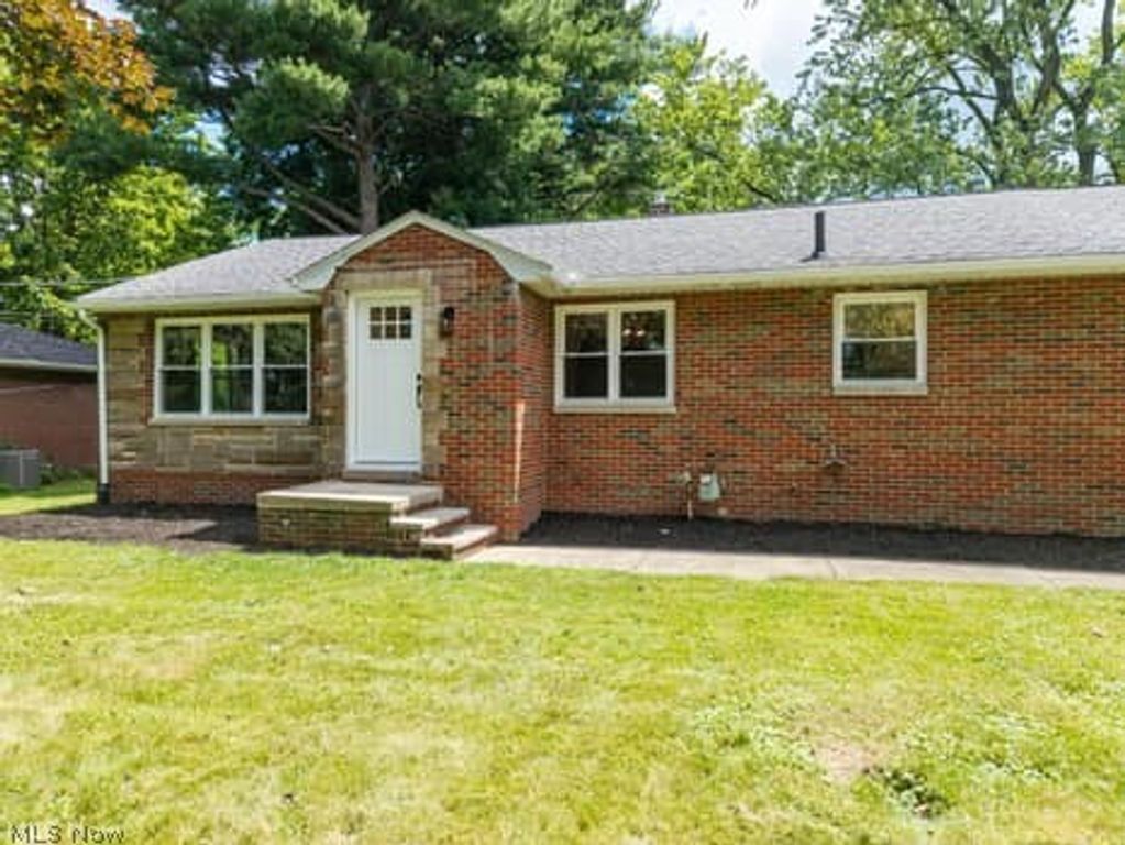 2805 Glencoe, Akron, OH 44319
