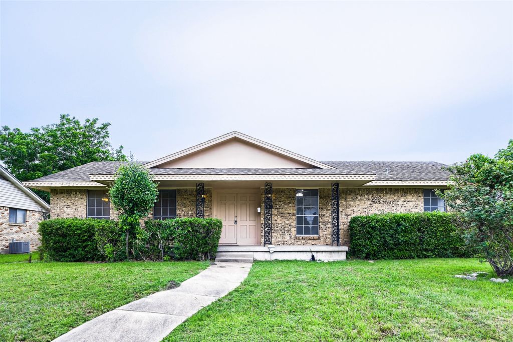829 Poinsettia Drive, Lancaster, TX 75146
