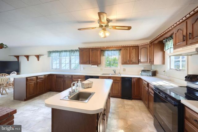 25 JOHN EDWARD DR, Littlestown, PA 17340