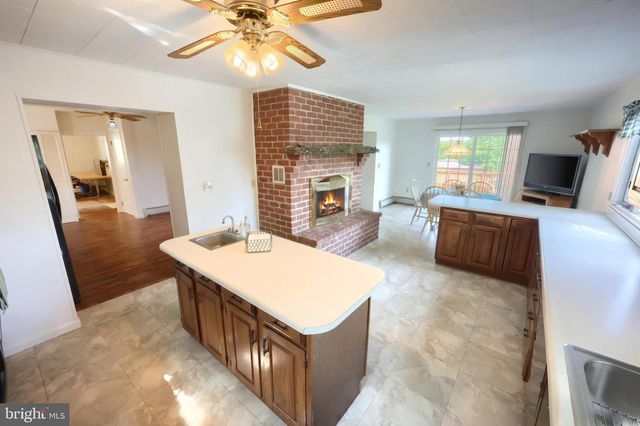 25 JOHN EDWARD DR, Littlestown, PA 17340
