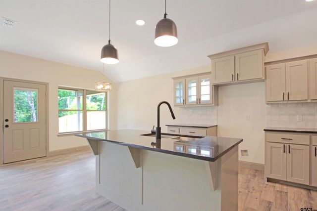 16318 Crossing Cir., Lindale, TX 75771