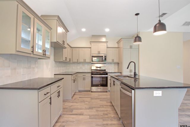 16318 Crossing Cir., Lindale, TX 75771