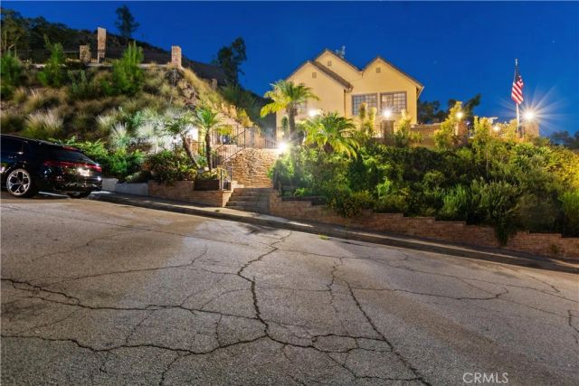 823 Moorside, Glendale, CA 91207
