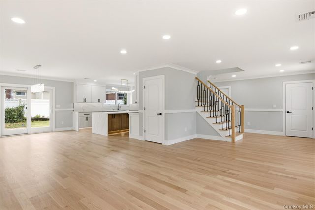 31 Underhill Avenue, Syosset, NY 11791