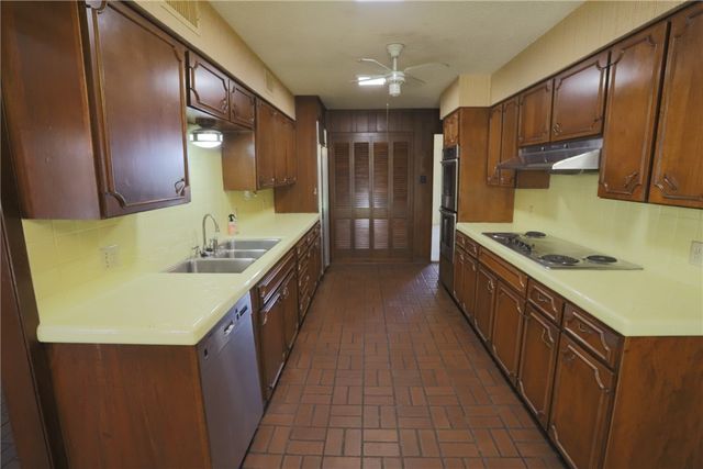 1000 W 6th Street, Mcgregor, TX 76657